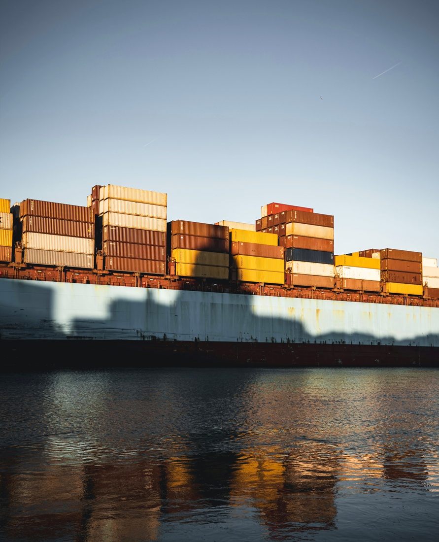 Maritim Internasional Transpor logistics and liquid cargo operations