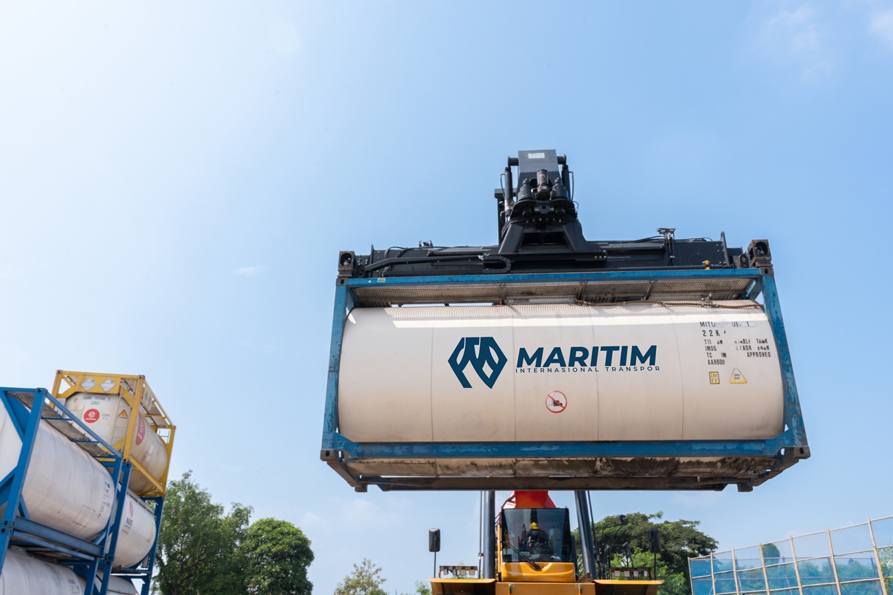 Isotank container for liquid cargo transportation